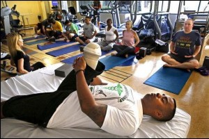 Veteranos feridos se voltam para o yoga em busca de força e consolo