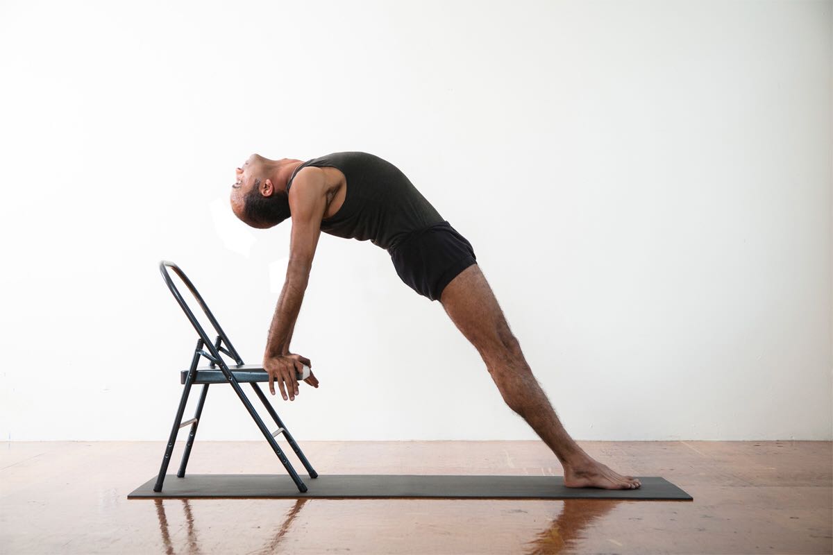 Yogi Zain - Iyengar Yoga - Backbends - Extensão para trás com cadeira